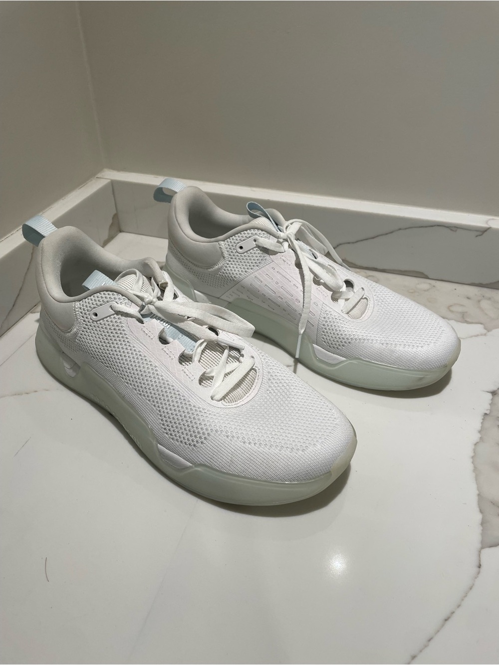 While on Earth Move Trainer Sneakers White/Mist Men’s 9.5 / Women’s 11
